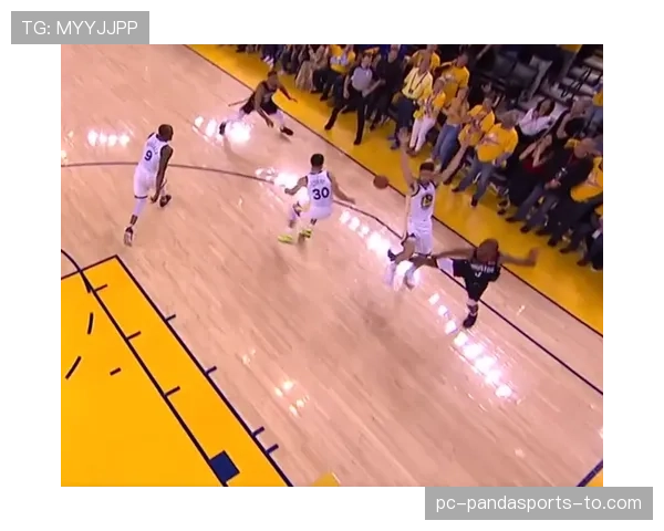 折射手球算犯规吗？裁判判罚背后的规则细节解析