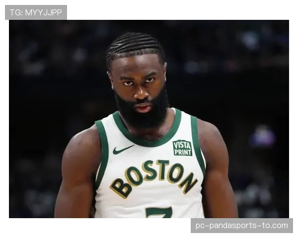 杰伦·布朗突破拉开空间显著提升球队关键时刻得分效率