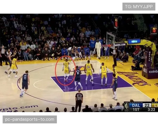 防守三秒违例究竟怎么判？看懂NBA规则的关键一步